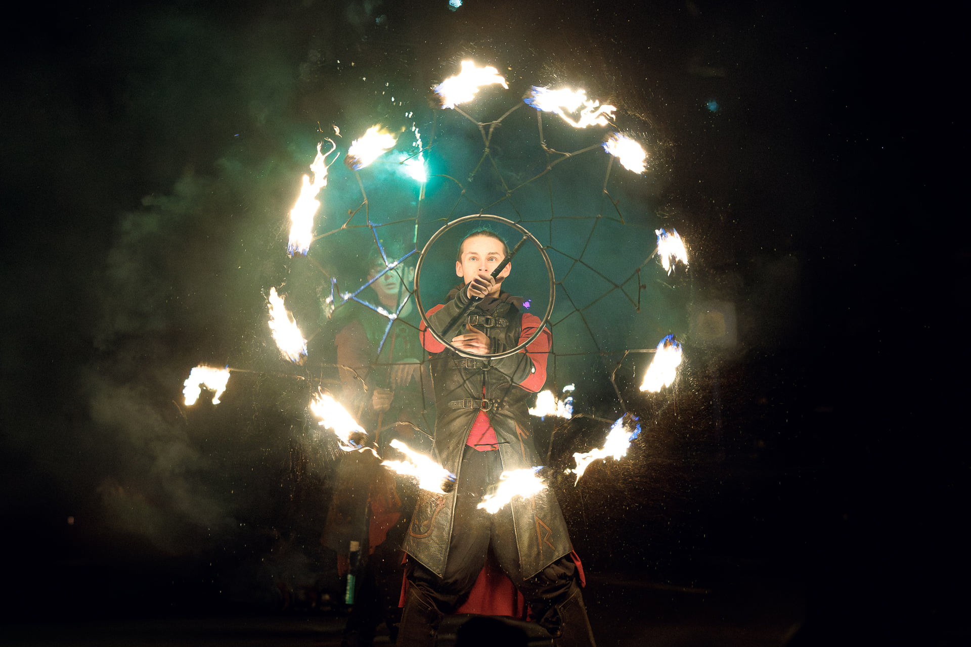 Artiste de feu dans un cercle de flammes