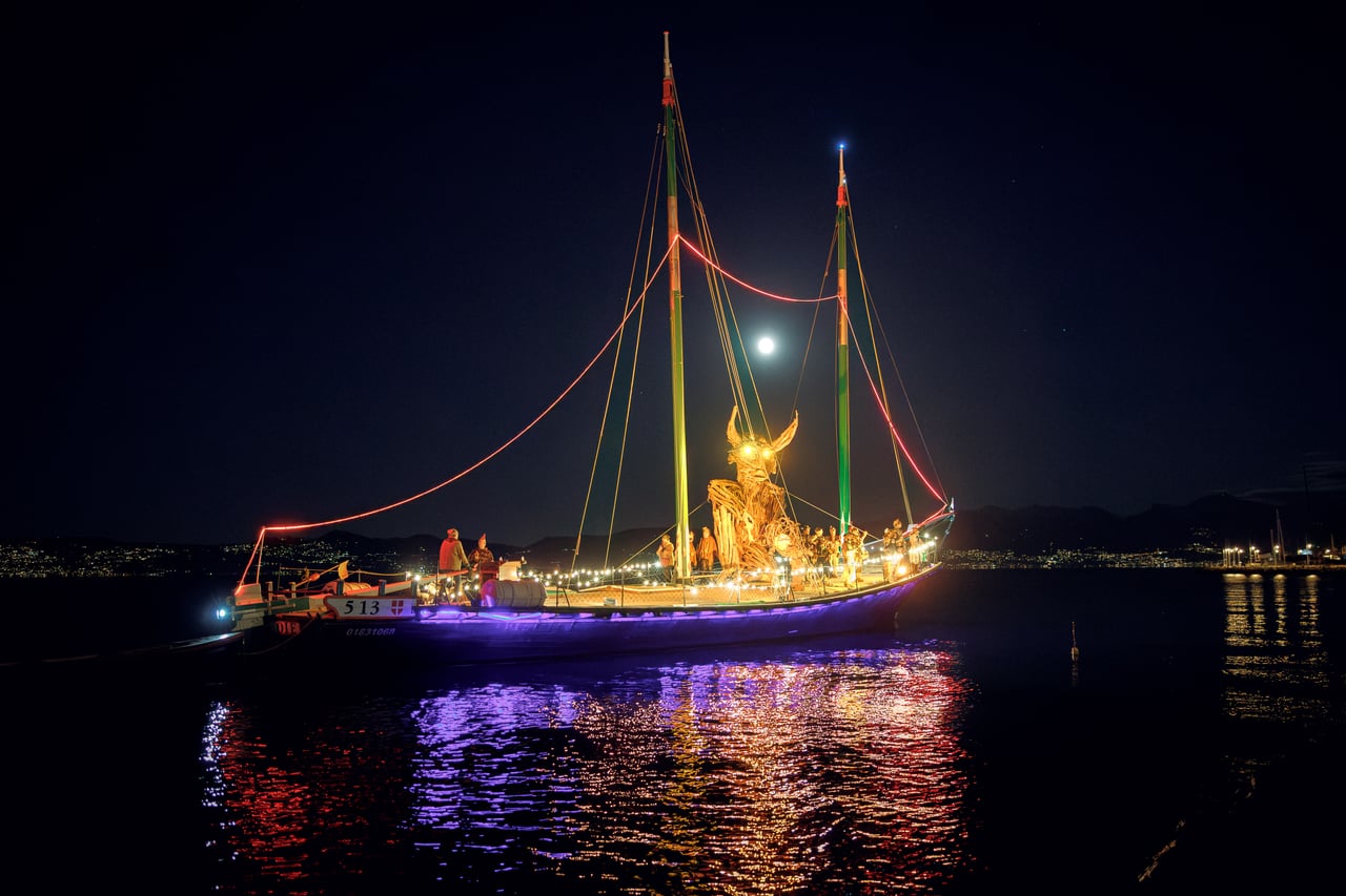 Le bateau illuminé du départ des Flottins