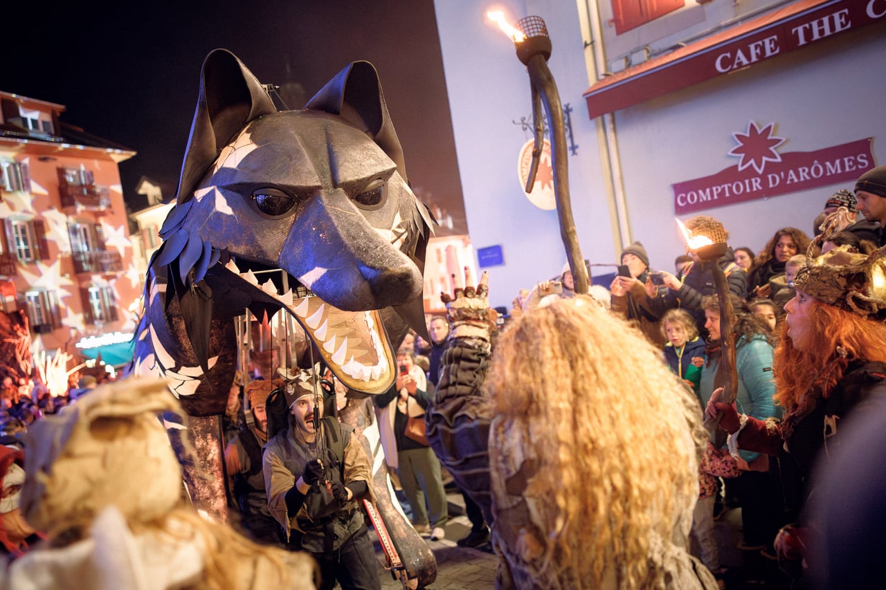 Le loup géant au milieu de la foule, Fabuleux Village des Flottins à Évian