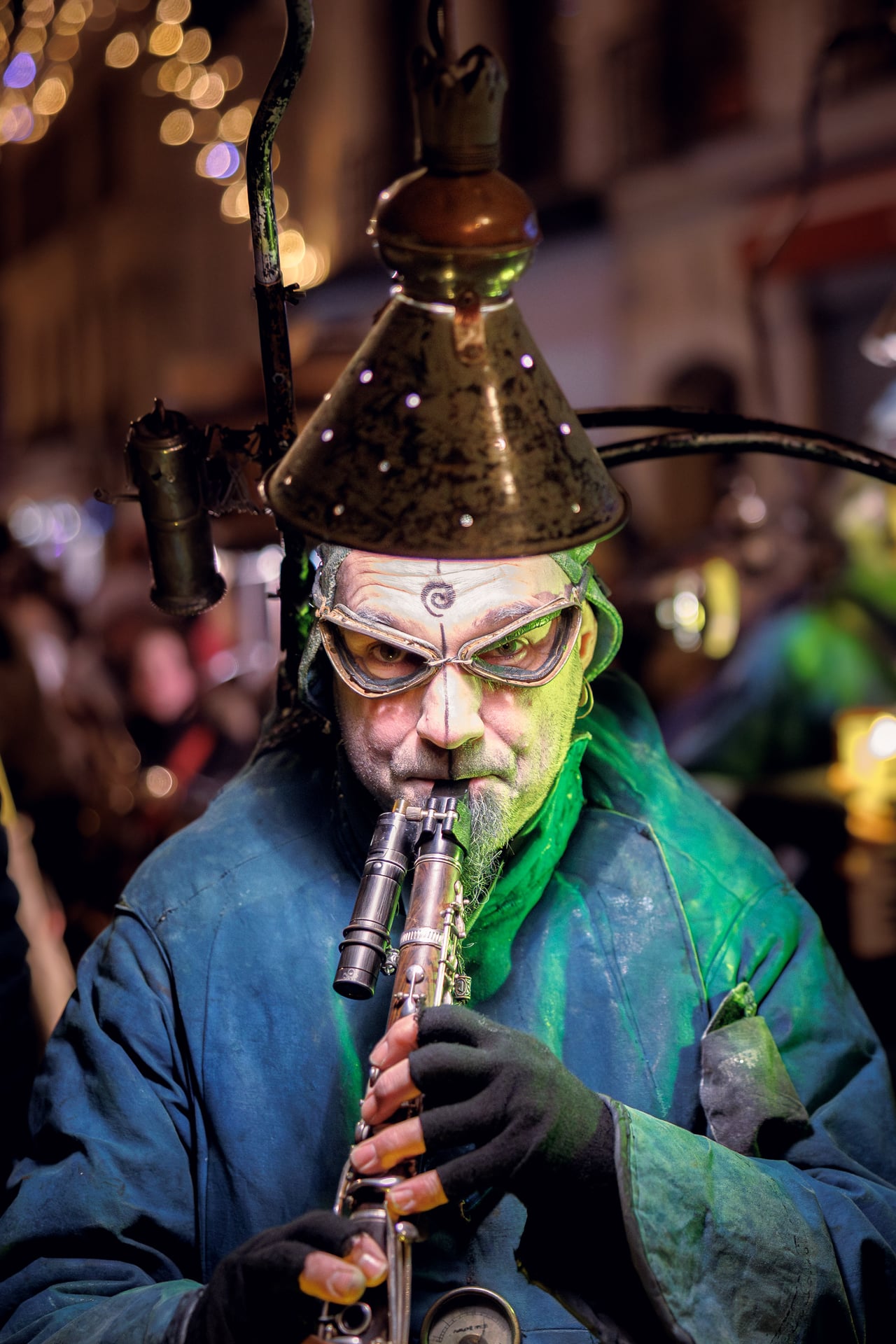 Musicien de la fanfare coiffé d’un entonnoir