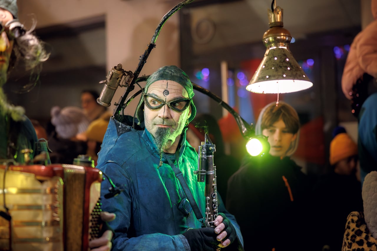 Musicien éclairé par une lanterne verte