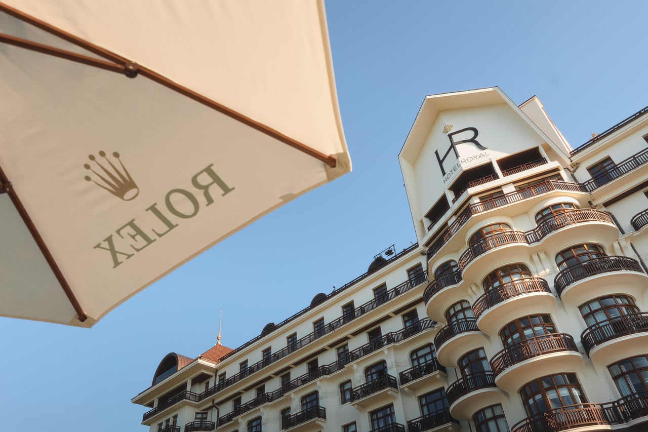 An evening parasol in front of the Hôtel Royal façade