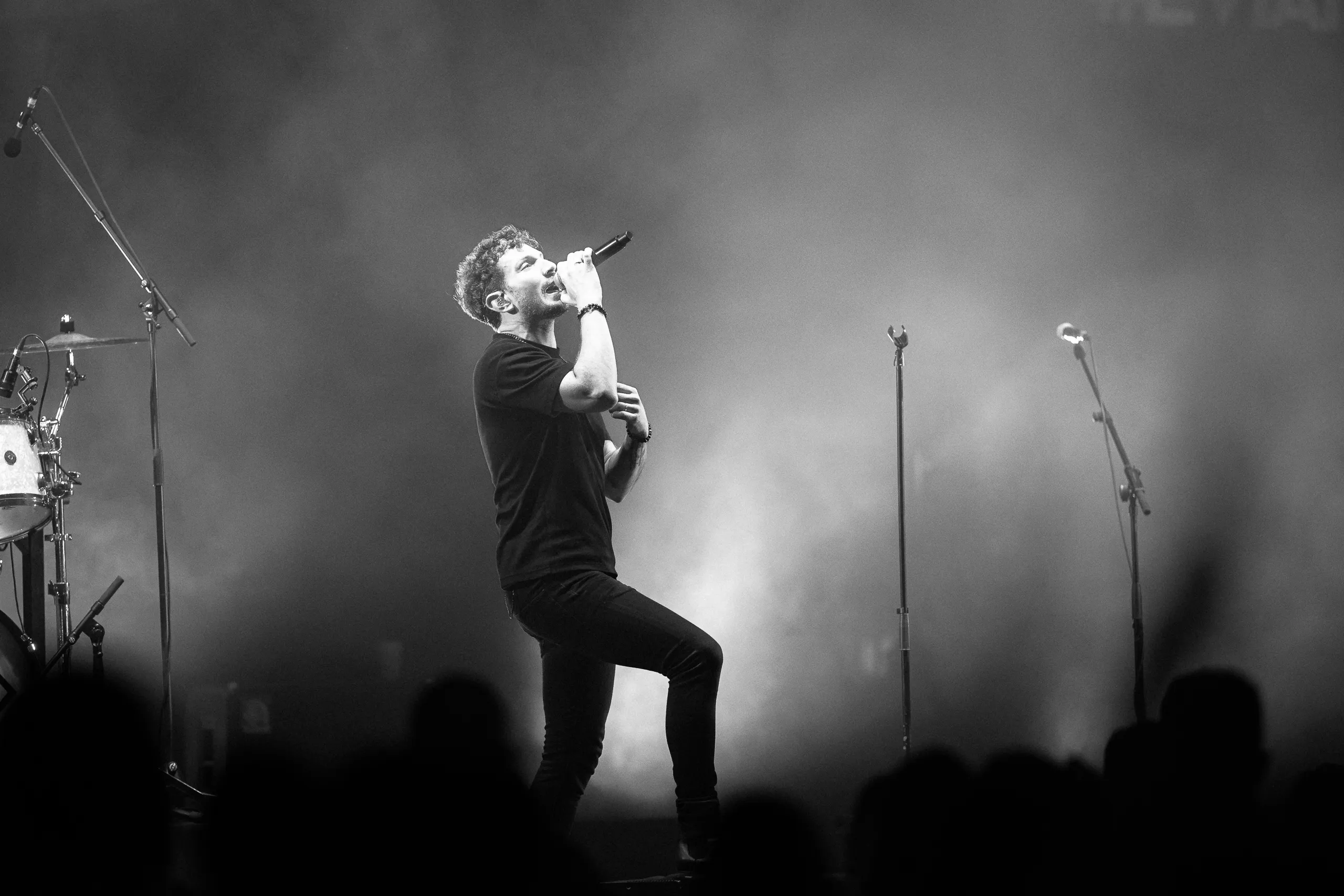 Portrait du chanteur du groupe de musique TELEGRAPH en représentation à Evian les Bains en 2024. Photo du photographe Rüdi Welter.