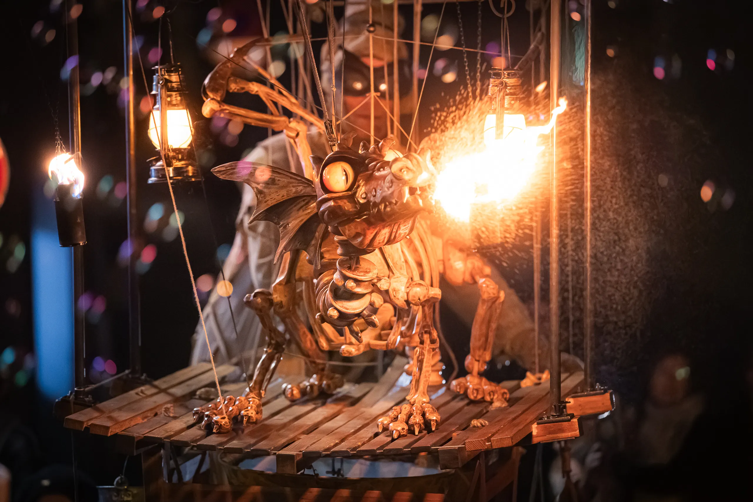 Portrait du chanteur du groupe de musique TELEGRAPH en représentation à Evian les Bains en 2024. Photo du photographe Rüdi Welter.