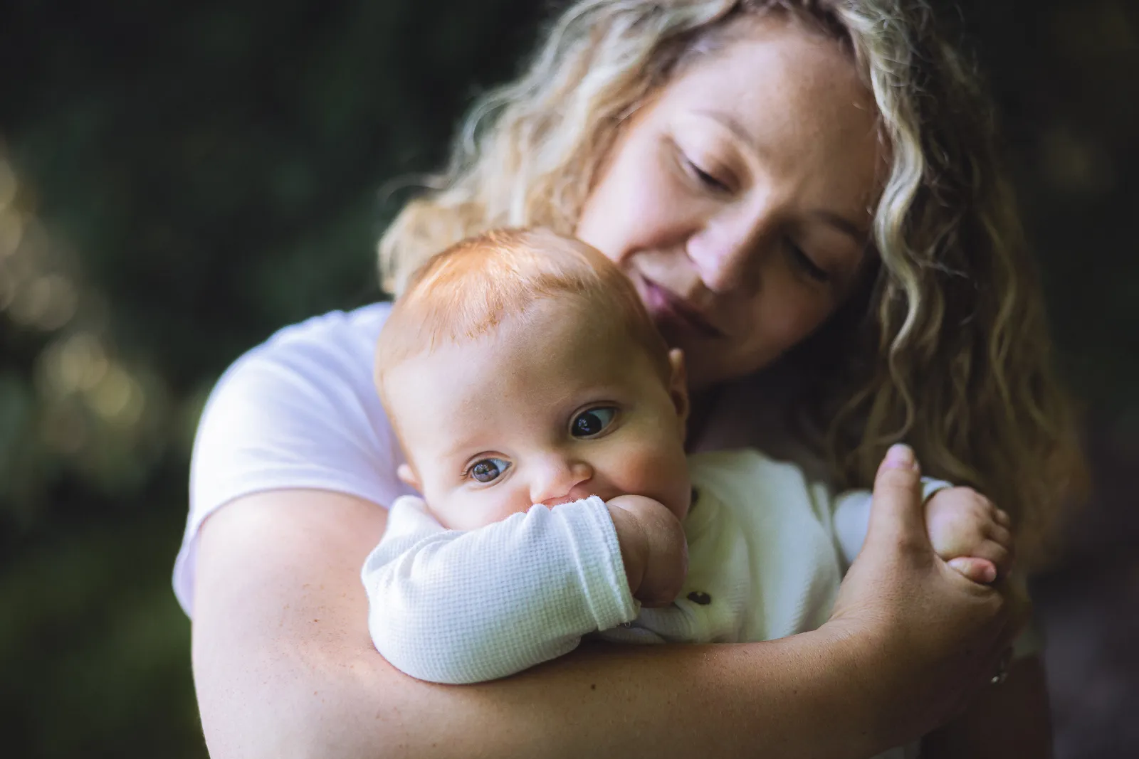 Bébé dans les bras de sa mère lors d'une séance photo de famille à Yvoire.