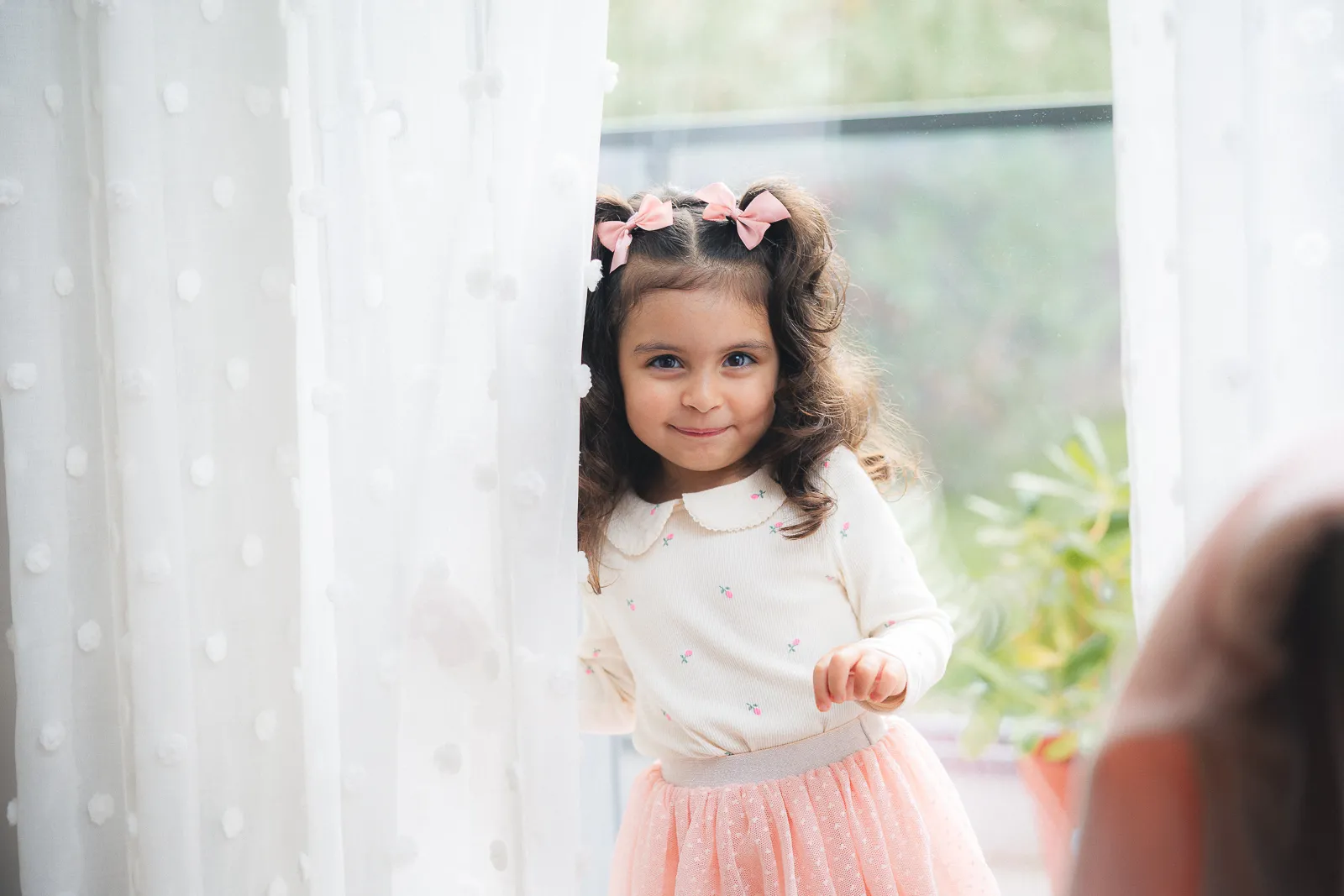 Portrait d'une fille devant une fenêtre lors d'une séance à domicile.