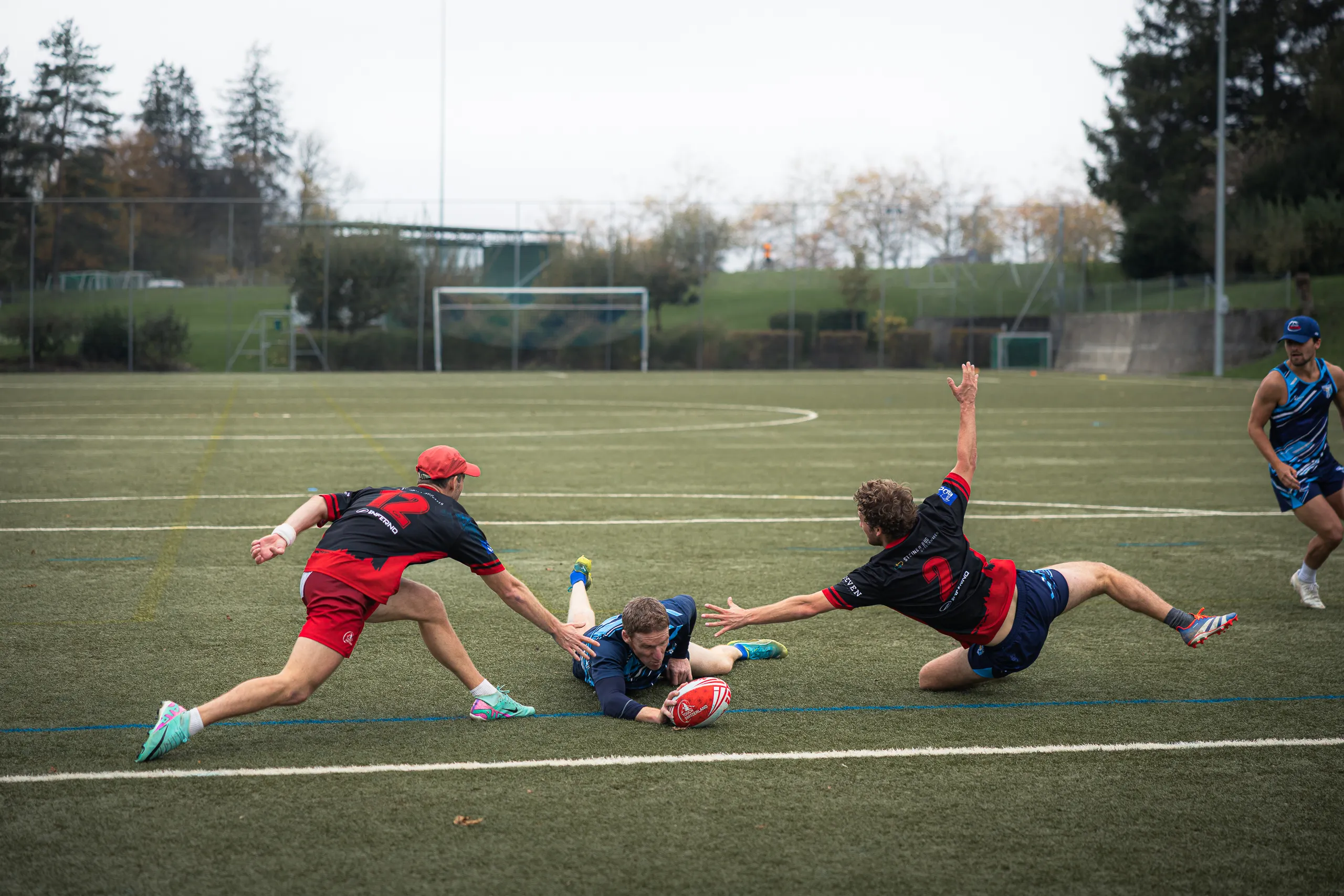 Portrait du chanteur du groupe de musique TELEGRAPH en représentation à Evian les Bains en 2024. Photo du photographe Rüdi Welter.